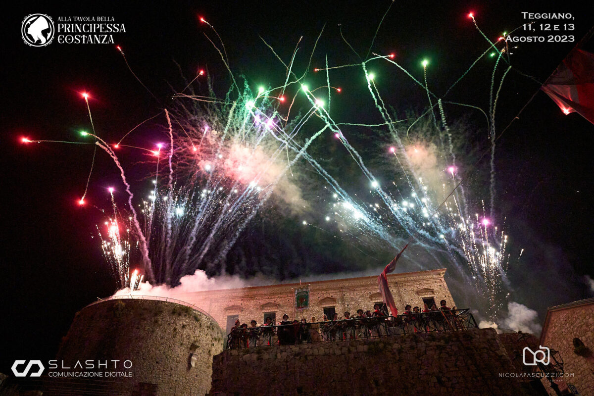 Fuochi d'artificio sul Castello Macchiaroli di Teggiano con gli attori dello spettacolo finale sulle mura del castello