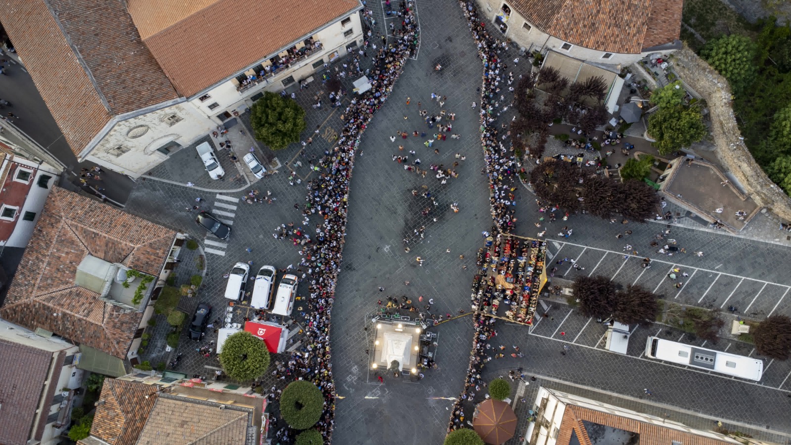 Il corteo dell'evento visto dall'alto